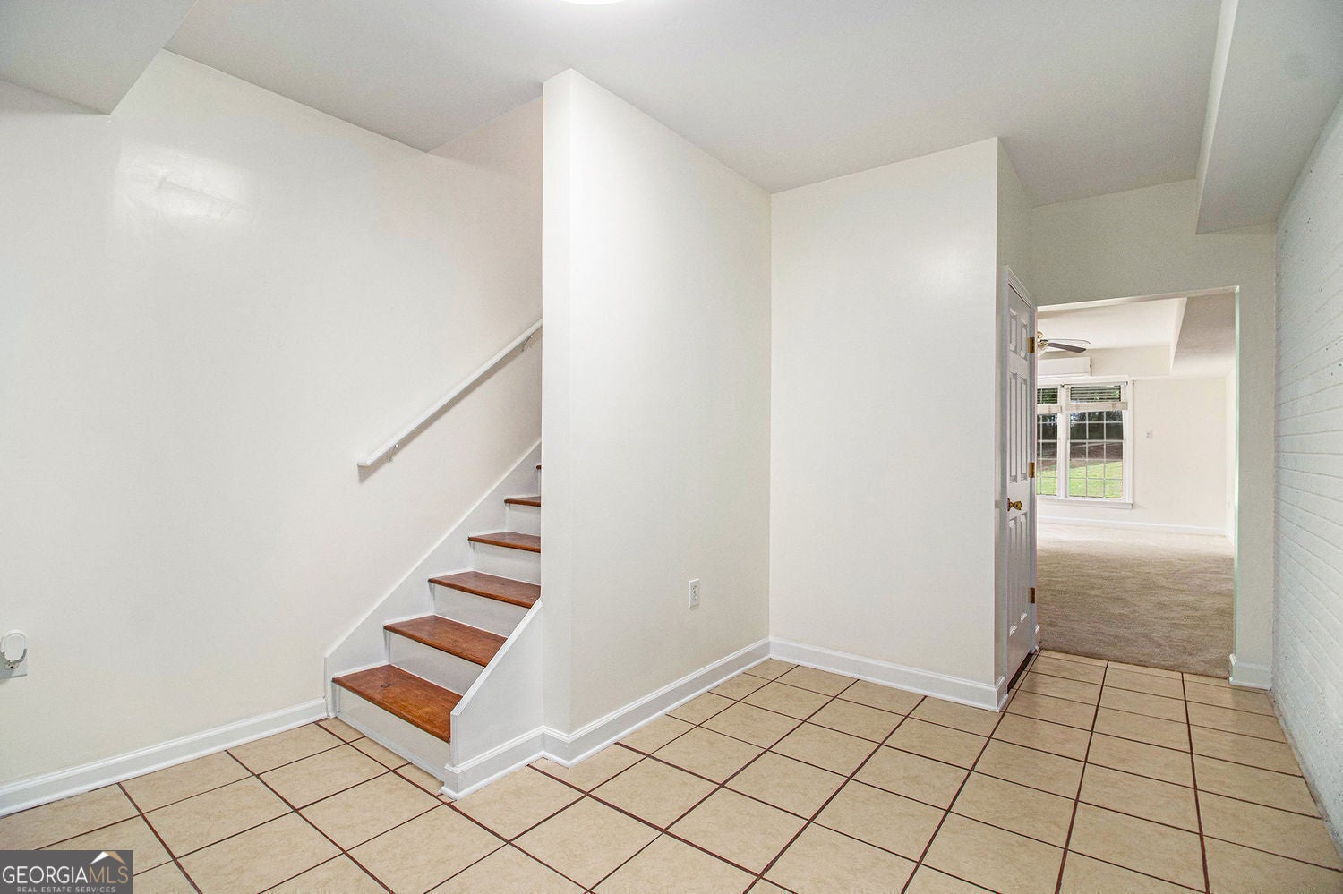 Fully finished basement with refined lakefront living in this beautifu – image 7