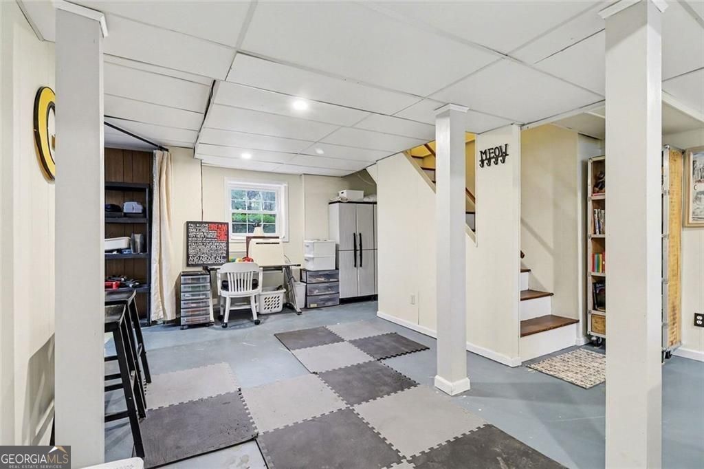 Beautifully updated and ideally located in the heart of Dunwoody, this – image 24