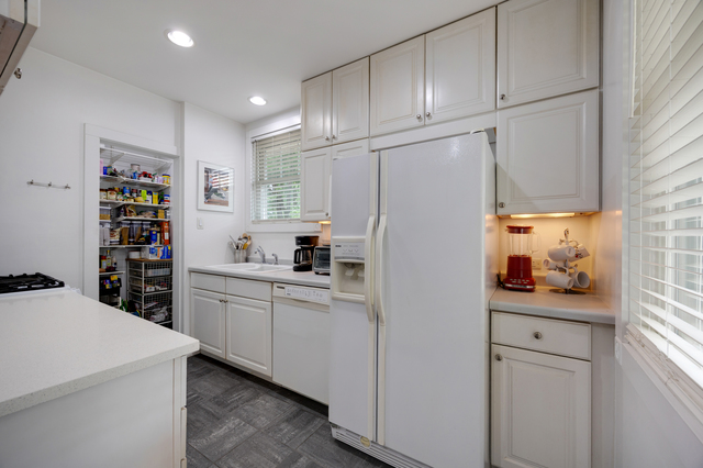 Meticulously maintained and thoughtfully updated, this charming Chicag – image 17