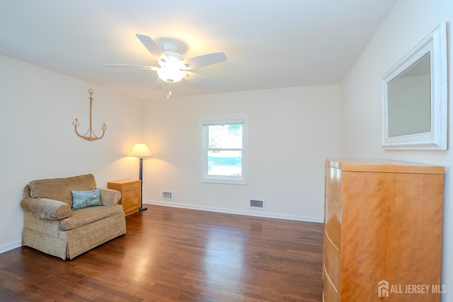 This lovely Cape Cod-style home is located in the highly desirable Far – image 14