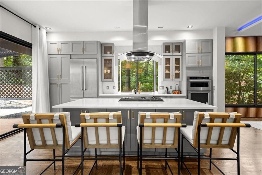 Gracious proportions and well-defined living spaces offer the perfect – image 12