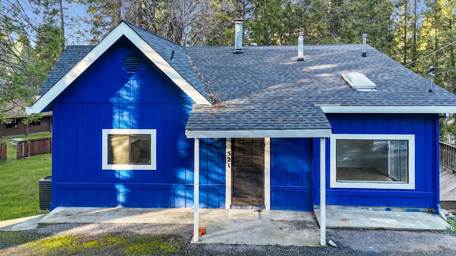Come enjoy the privacy of this tucked-away home, perfectly positioned – image 1