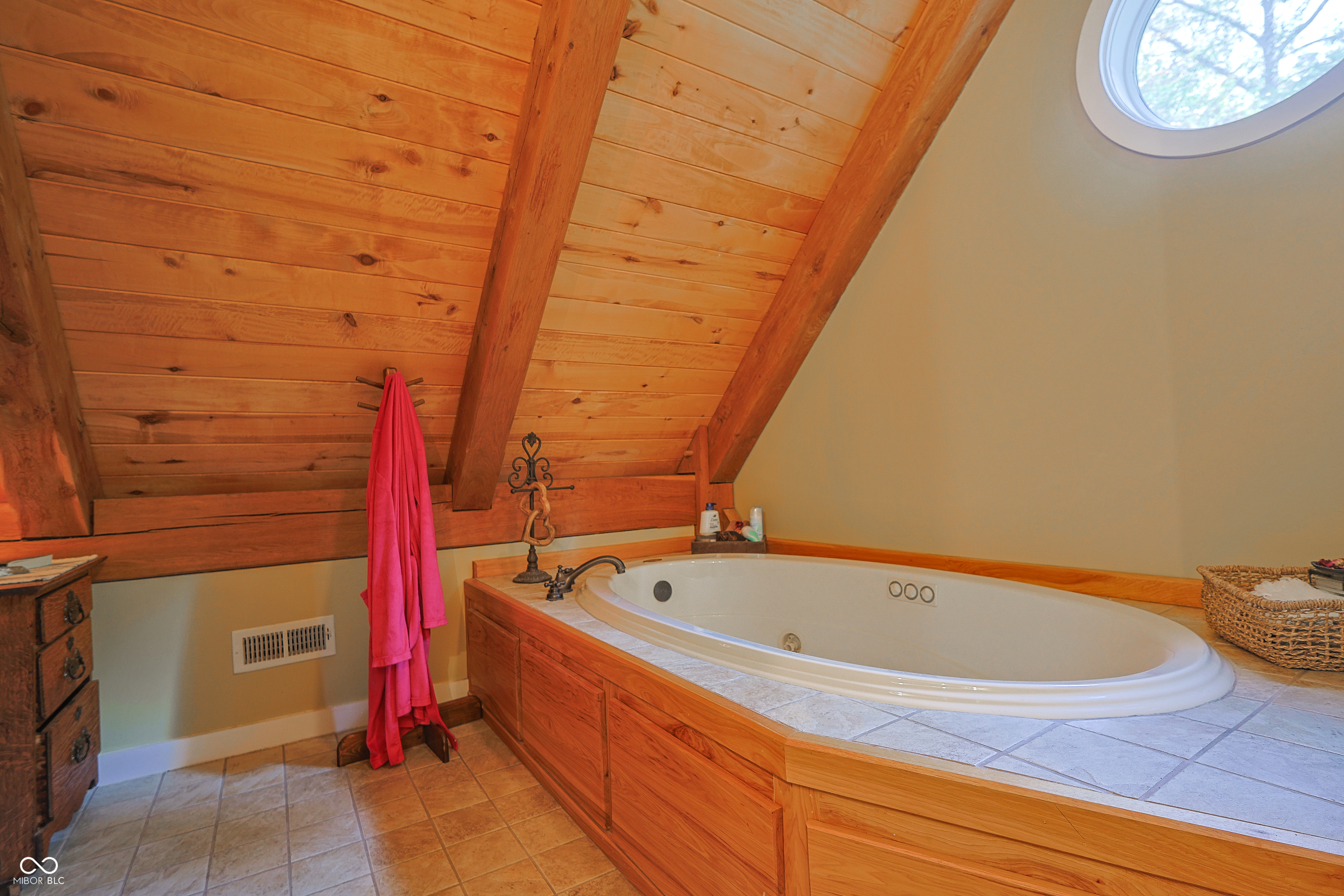 Custom red oak timber-frame home with Lake Monroe views, located in Sa – image 40