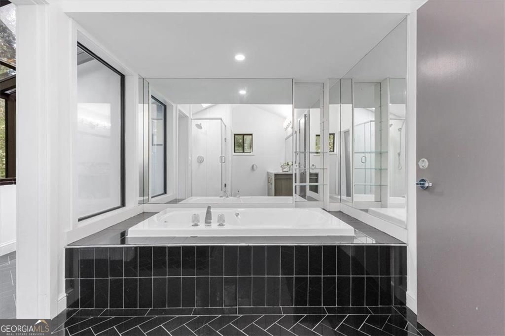 Gracious proportions and well-defined living spaces offer the perfect – image 47