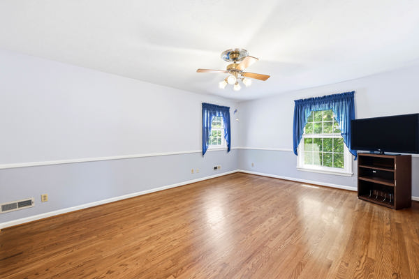 Welcome to this beautiful home that’s gleaming with pride and perfecti – image 30