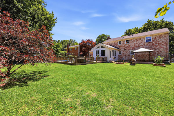 Welcome to this beautiful home that’s gleaming with pride and perfecti – image 70