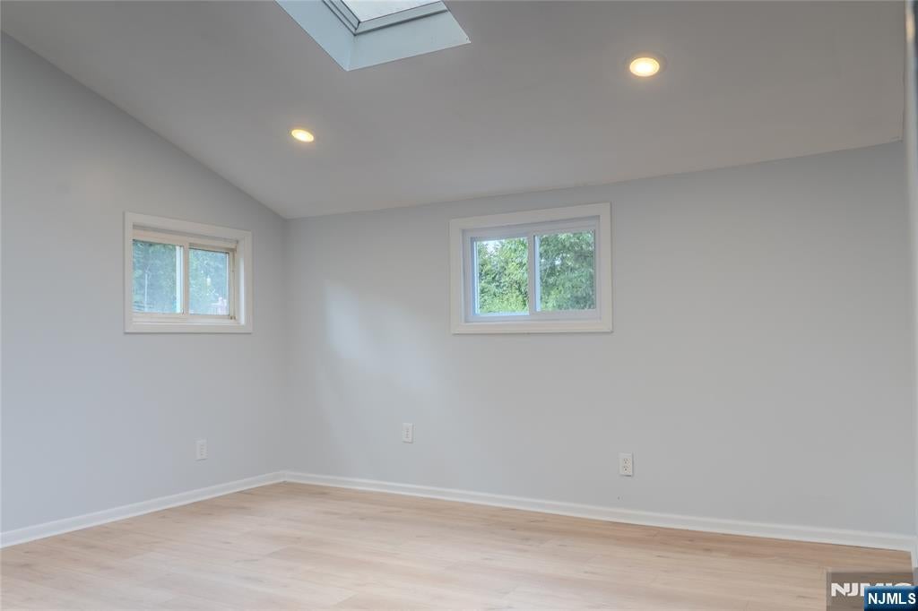 Welcome to 25 Lakeview Drive in Emerson! This beautifully renovated 3- – image 32