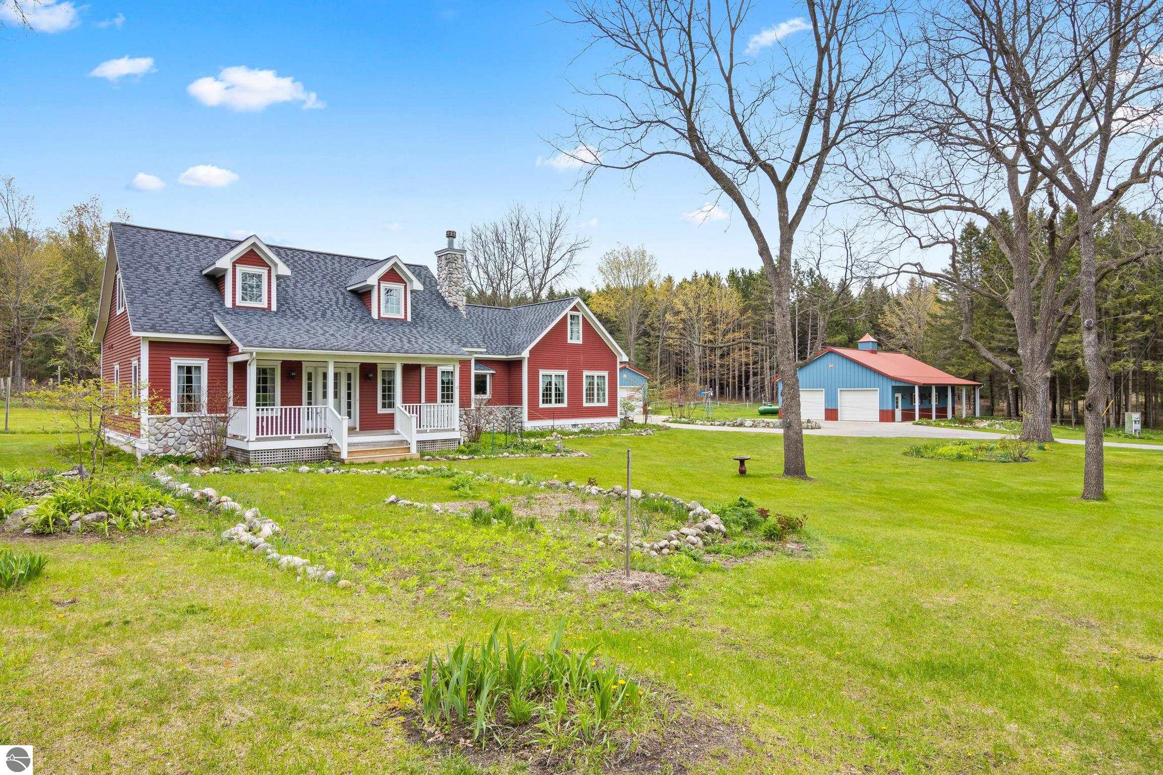 This 3-bedroom, 2.5-bath farmhouse offers a property designed for coun – image 7
