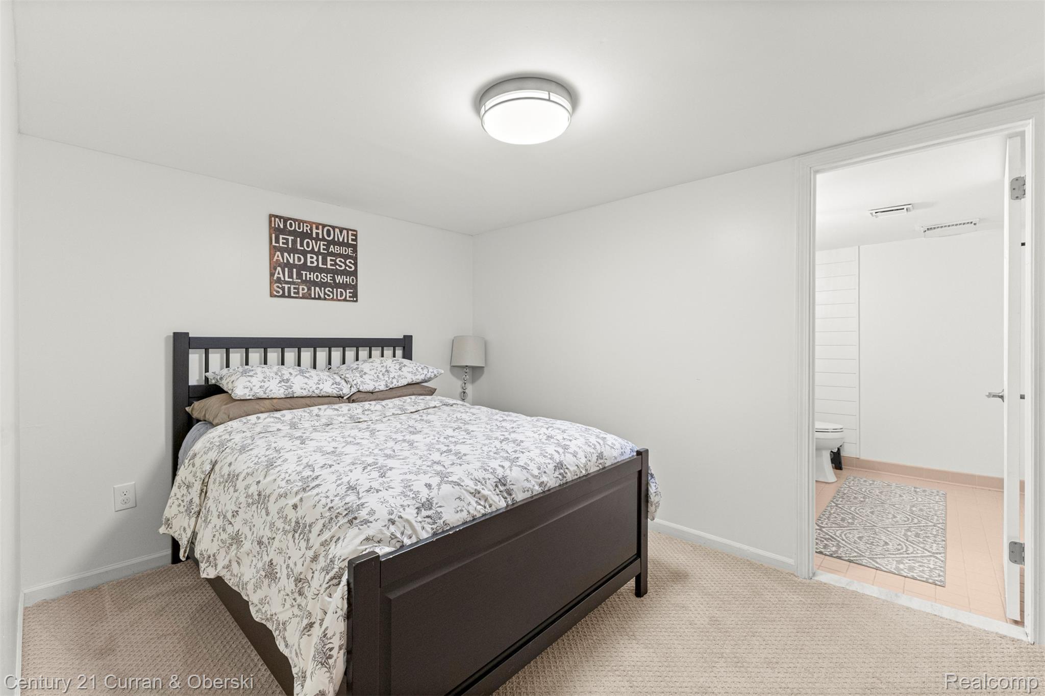 Welcome to 30999 Sudbury Street in Farmington Hills. This beautifully – image 45