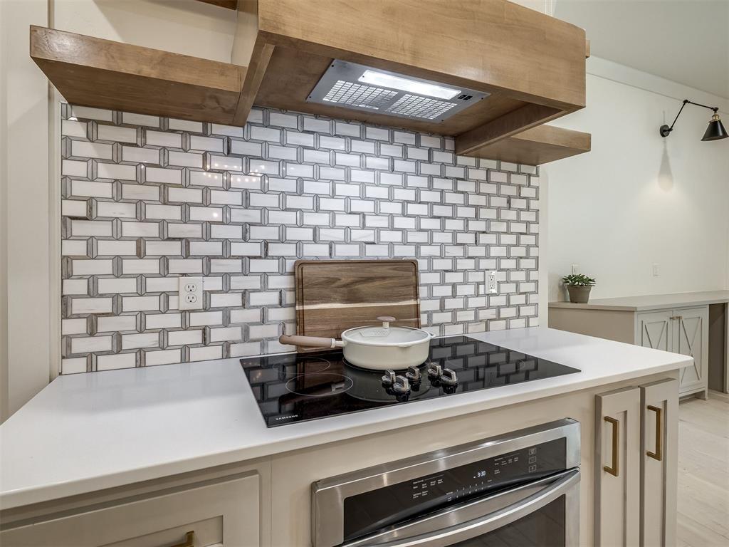 Amid the wooded charm of Arcadia, 12925 Broken Arrow offers a perfect – image 13