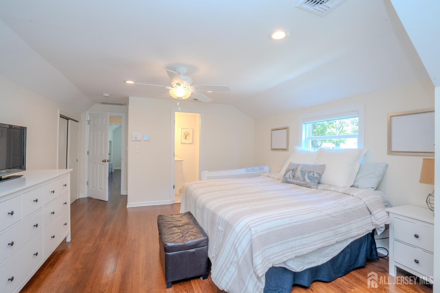 This lovely Cape Cod-style home is located in the highly desirable Far – image 19
