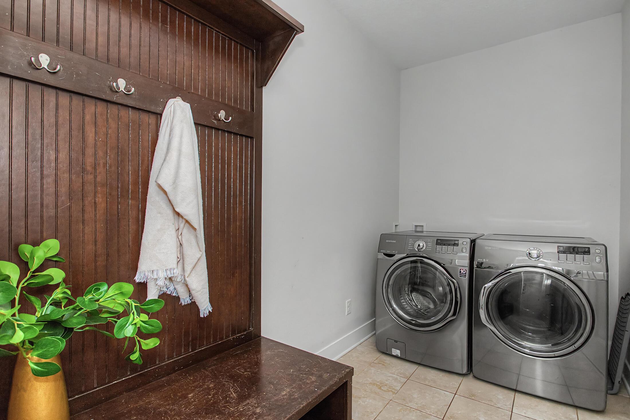 Beautifully crafted 1-story walk-out home in the highly desirable Sout – image 25