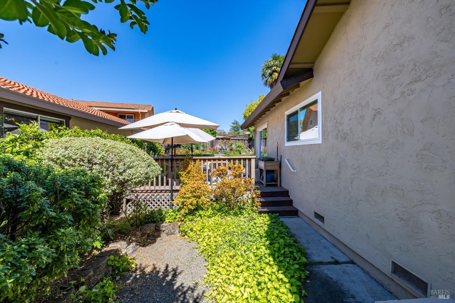 Welcome to 274 Beech Avenue, a beautifully maintained single-story hom – image 42