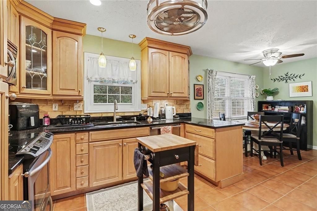 Beautifully updated and ideally located in the heart of Dunwoody, this – image 9