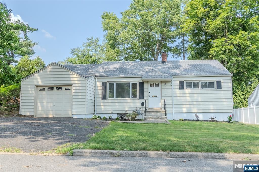 Welcome to 25 Lakeview Drive in Emerson! This beautifully renovated 3- – image 1