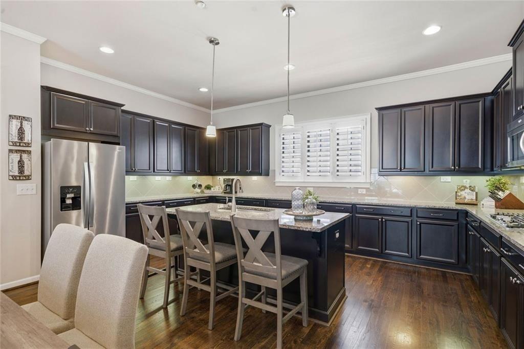 This beautifully maintained townhome in Sandy Springs offers an except – image 13
