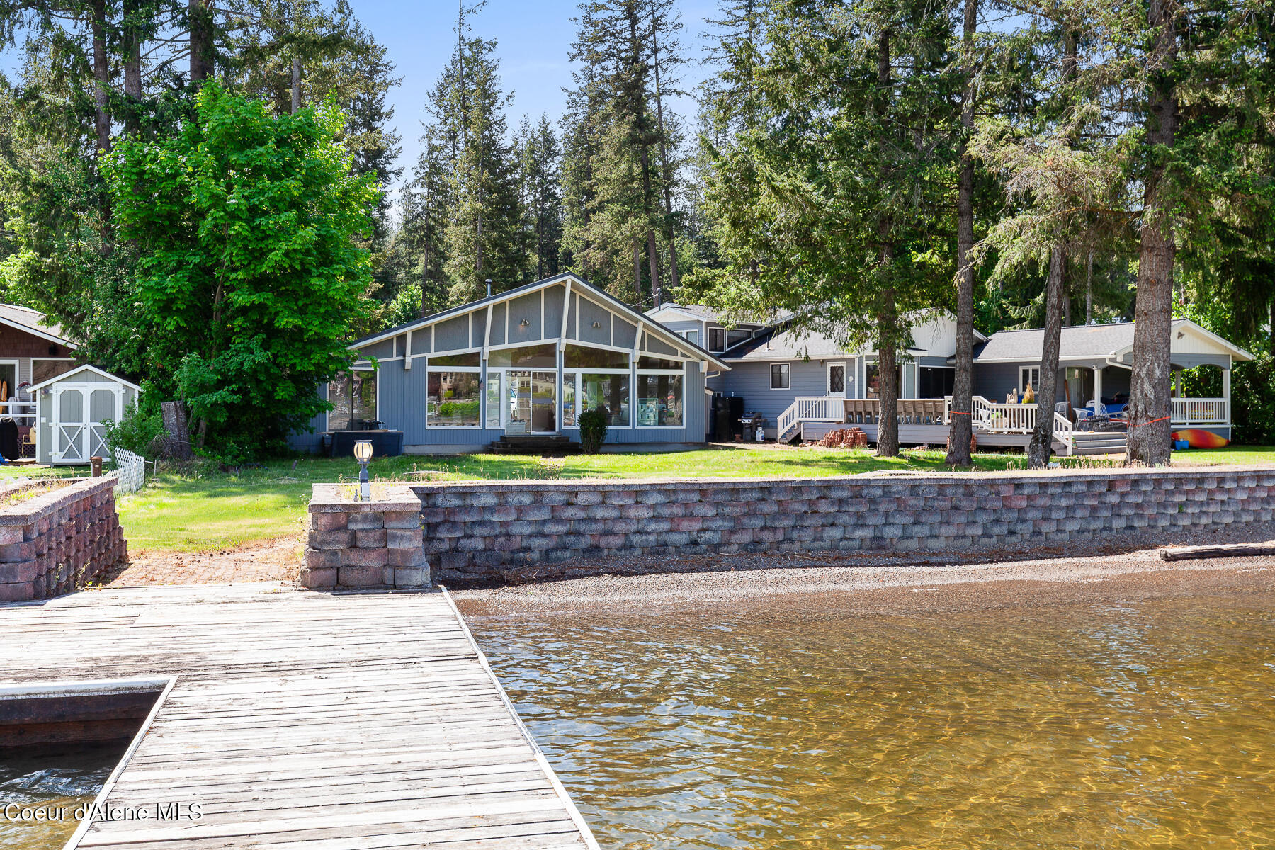 Tucked away on desirable Harbor Island, this charming Spokane River re – image 1