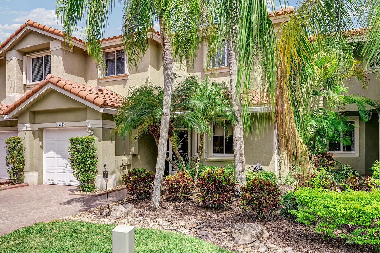 Welcome to Heron Bay, a beautiful and desirable gated community offeri – image 6