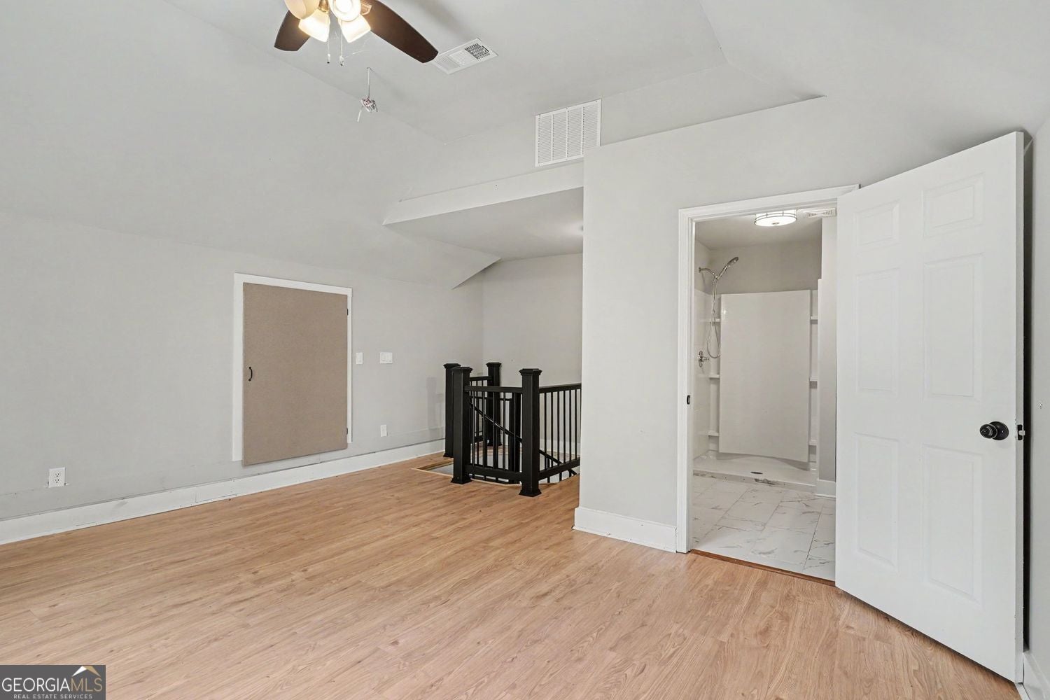 Welcome Home! Beautiful Country Home just waiting for you! Charming fl – image 11
