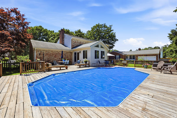 Welcome to this beautiful home that’s gleaming with pride and perfecti – image 59