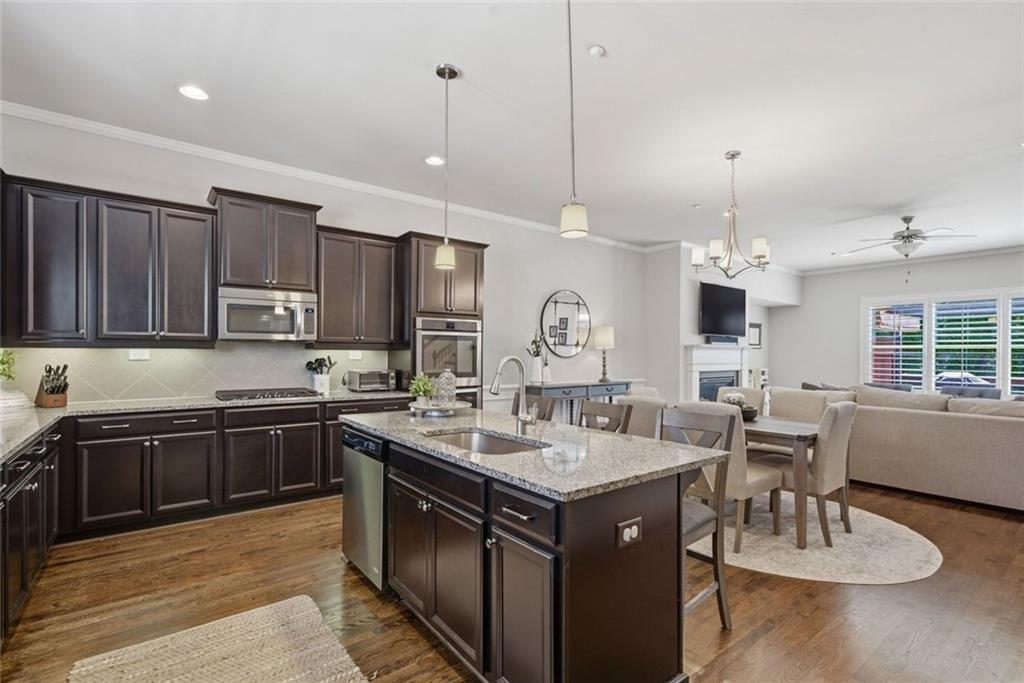 This beautifully maintained townhome in Sandy Springs offers an except – image 15
