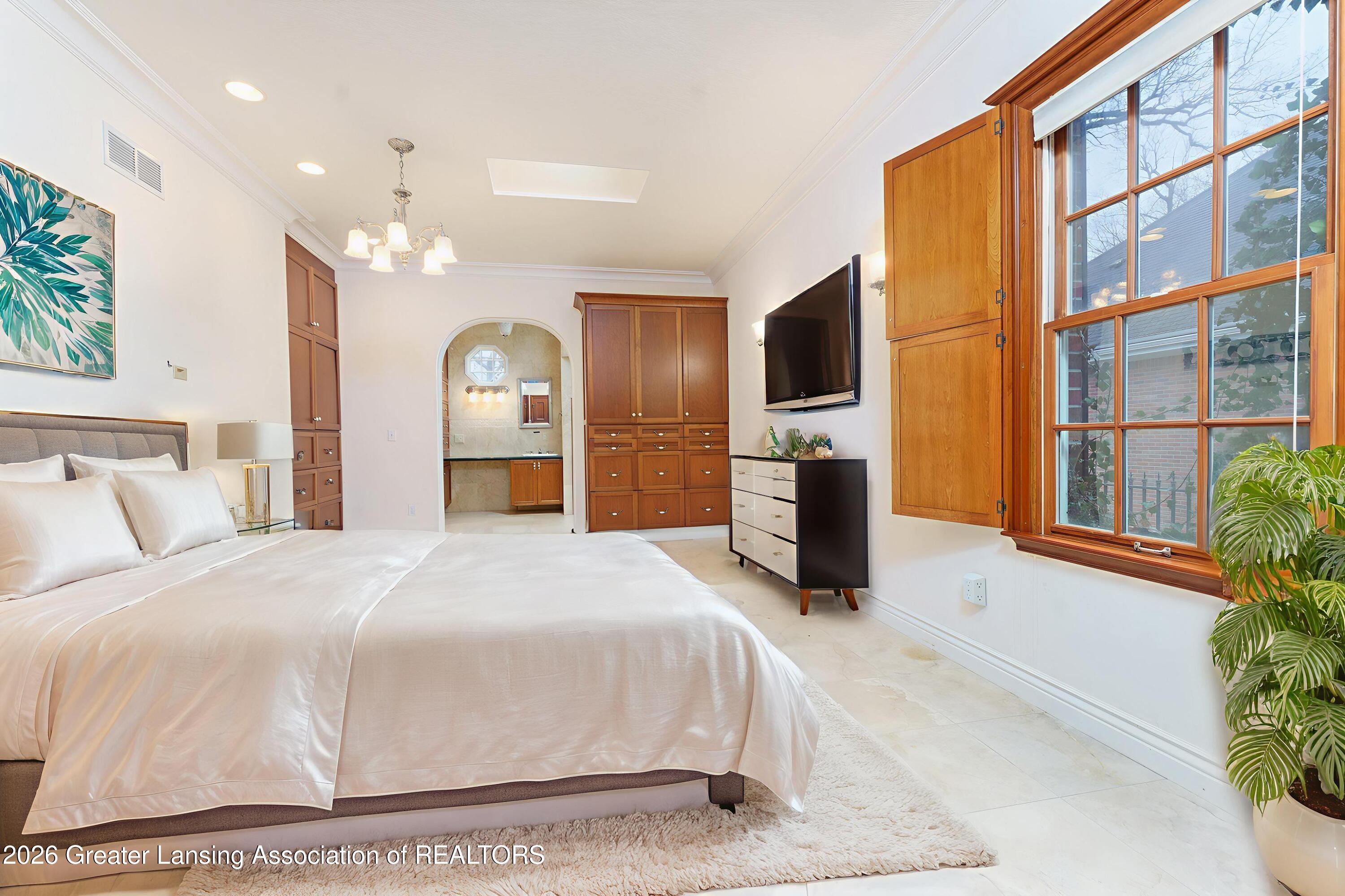 A rare opportunity to score a quintessential Glencairn gem! Gorgeous c – image 35