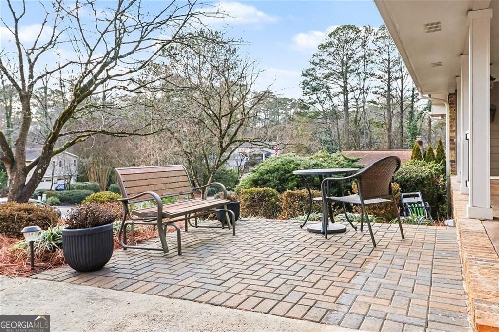 Beautifully updated and ideally located in the heart of Dunwoody, this – image 28