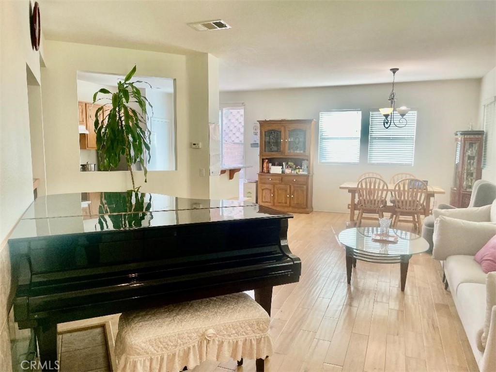 Beautiful 4 bedroom, 2.5 bath home located in the desirable Canterbury – image 5
