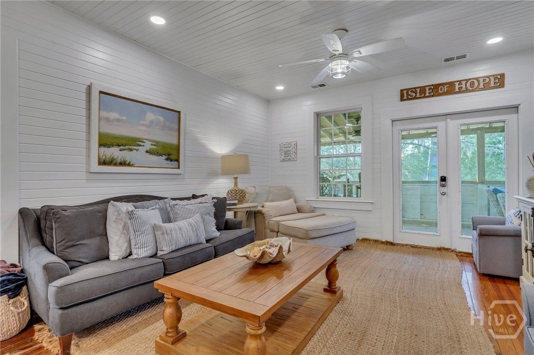 Charming raised, restored cottage in the heart of Tybee -a perfect ble – image 7