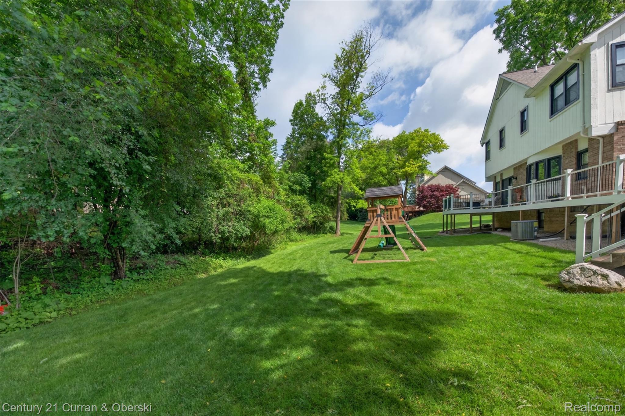 Welcome to 30999 Sudbury Street in Farmington Hills. This beautifully – image 70
