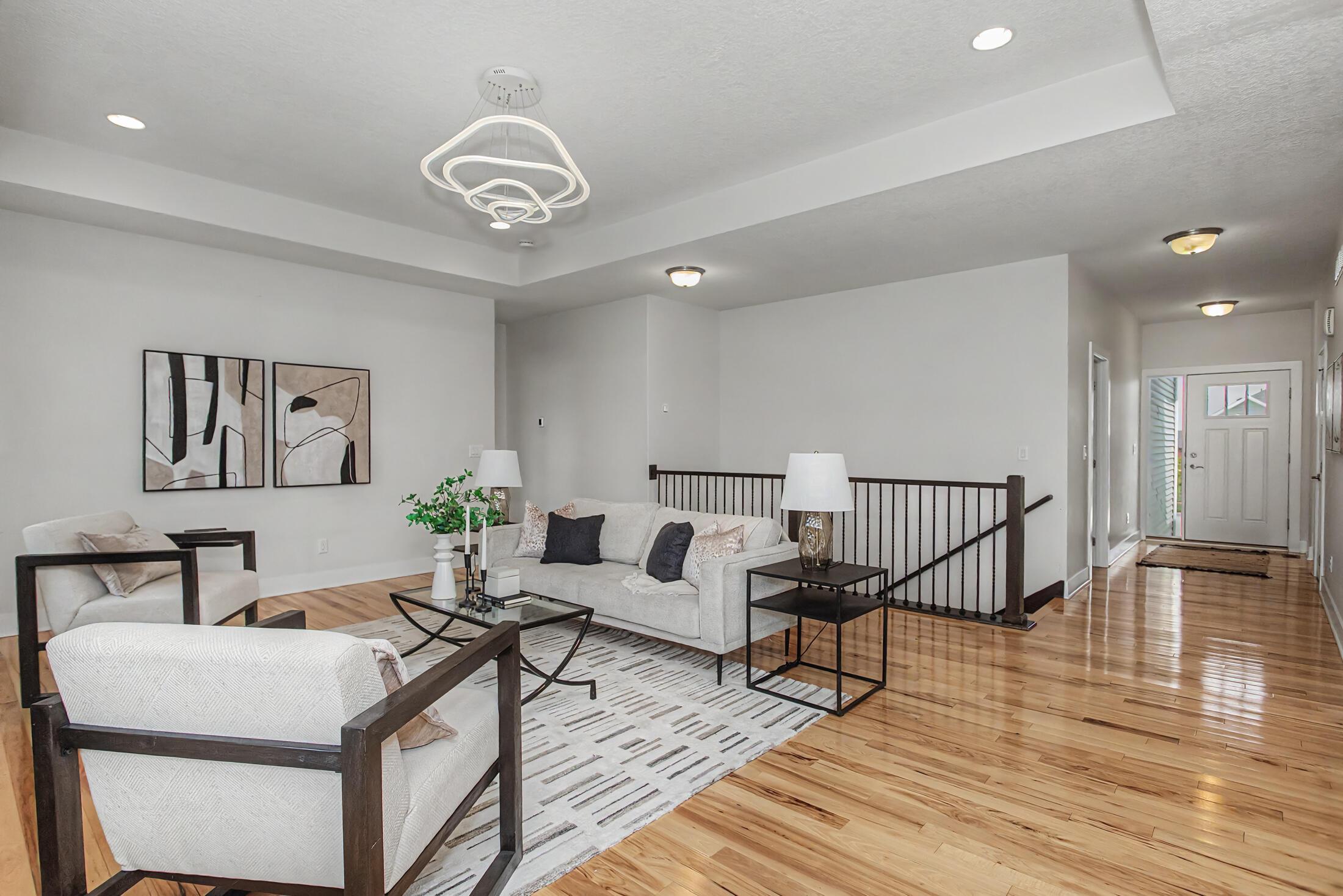 Beautifully crafted 1-story walk-out home in the highly desirable Sout – image 9