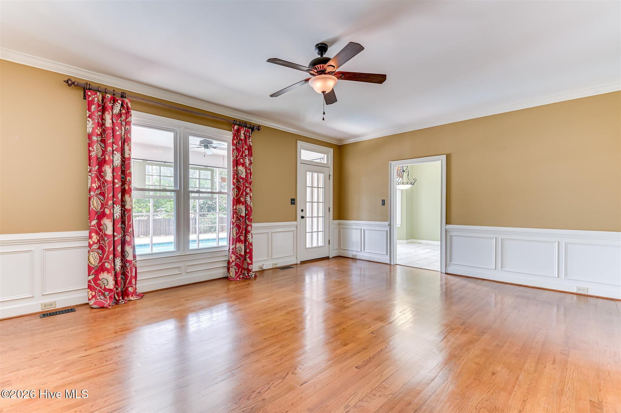 Welcome to this stunning brick home nestled on a quiet cul-de-sac in t – image 15