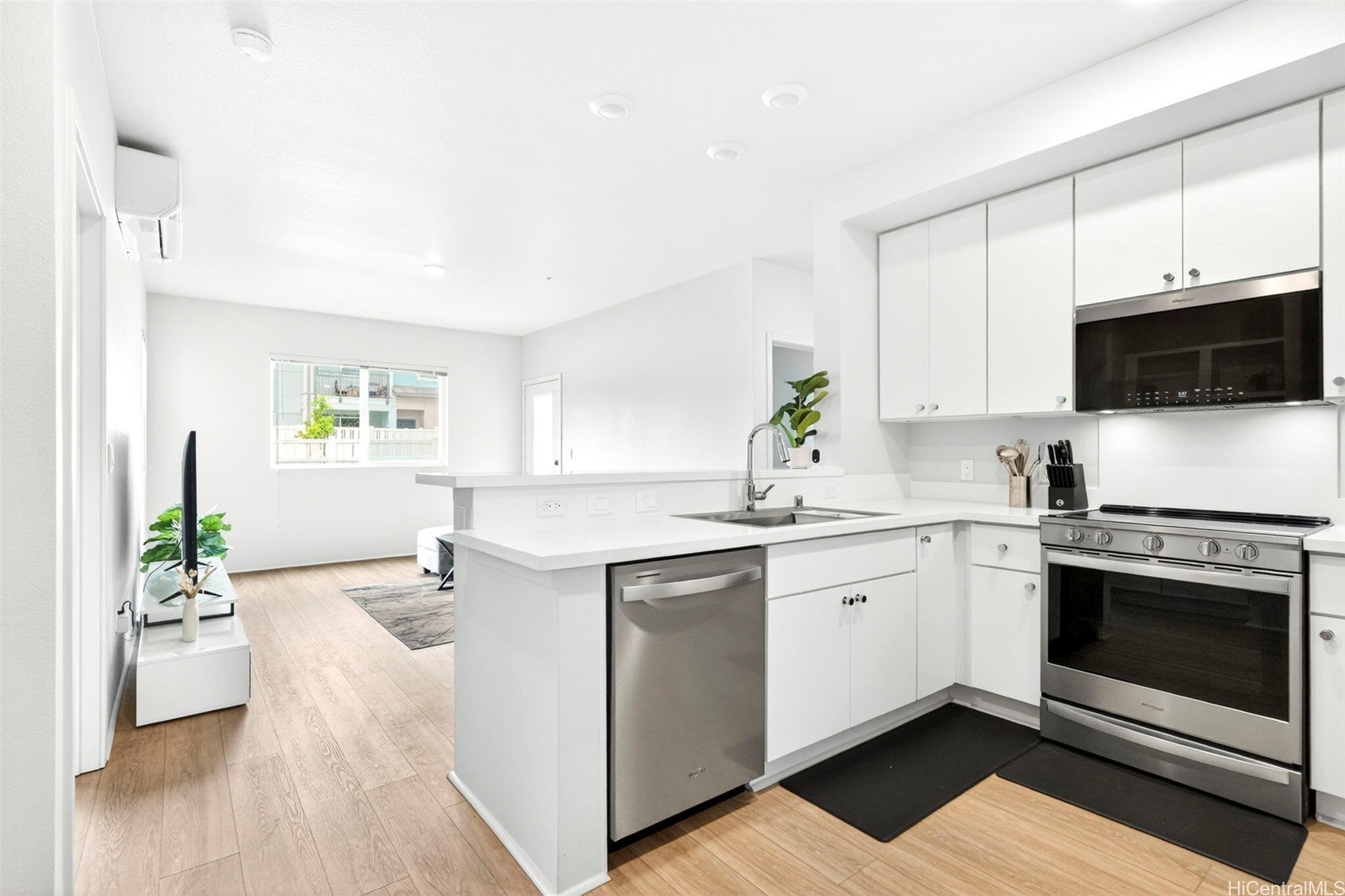 Welcome home to this beautifully maintained corner townhome at Kapili – image 6