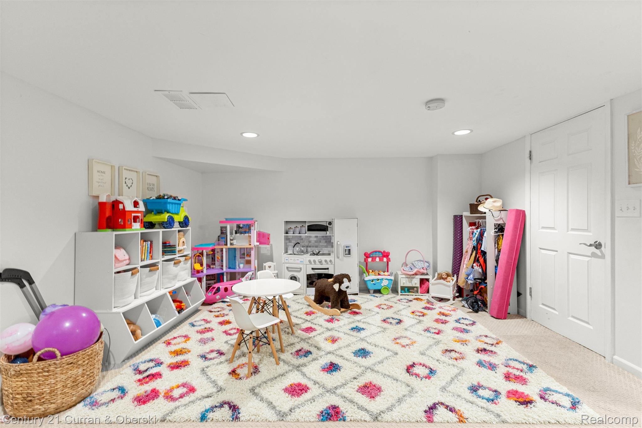 Welcome to 30999 Sudbury Street in Farmington Hills. This beautifully – image 49