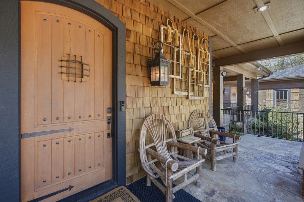 Architectural Mountain Sanctuary on 5+ Private Acres. Experience refin – image 16