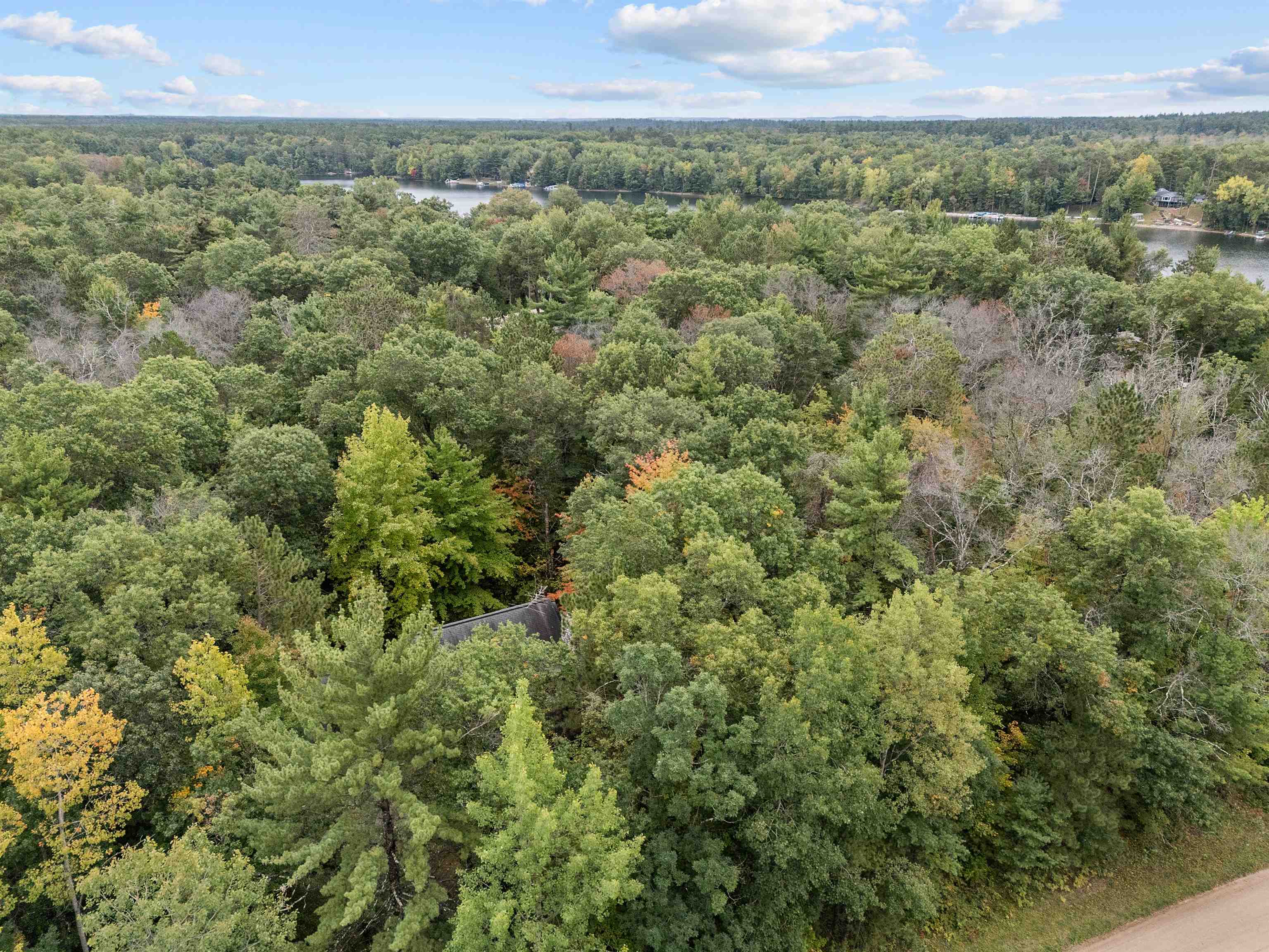 Experience the best of Legend Lake in this charming 1.5-story cottage. – image 40