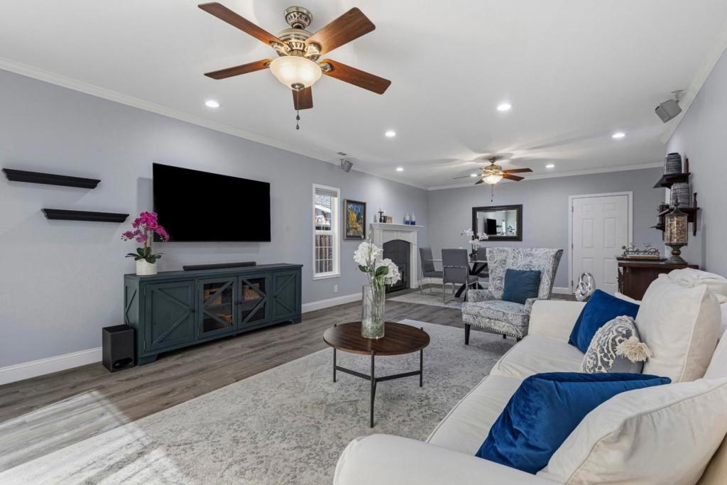 JOY OF LIVING BY THE FOOTHILLS! YOU DEFINITELY HAVE THAT AHHH MOMENT W – image 18