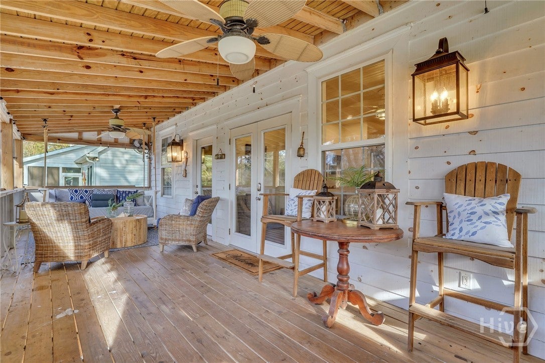 Charming raised, restored cottage in the heart of Tybee -a perfect ble – image 3