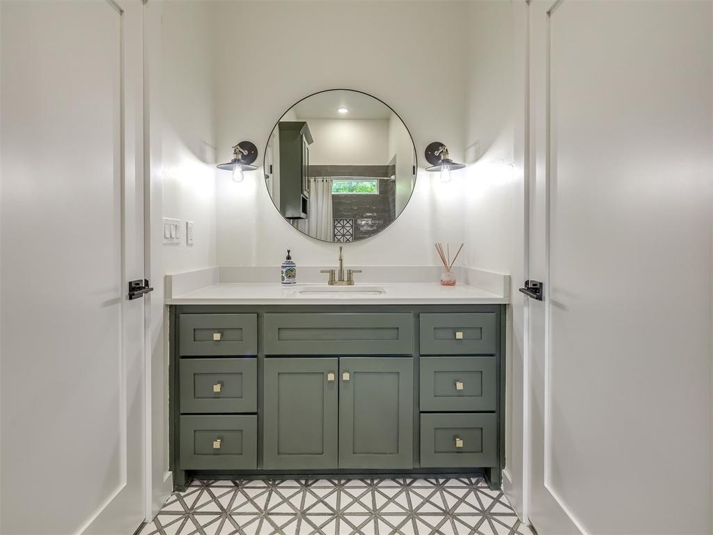 Amid the wooded charm of Arcadia, 12925 Broken Arrow offers a perfect – image 29