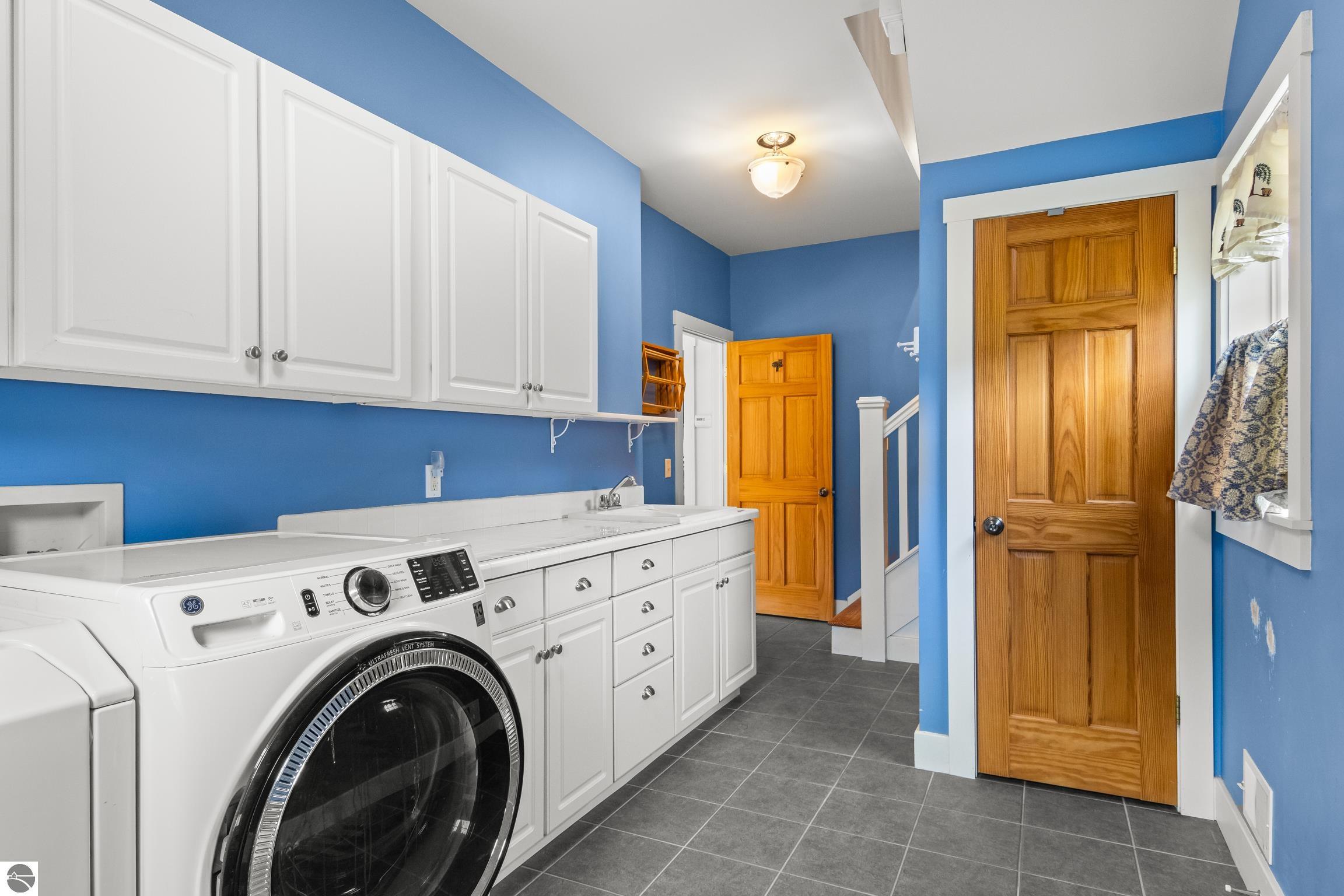 This 3-bedroom, 2.5-bath farmhouse offers a property designed for coun – image 39
