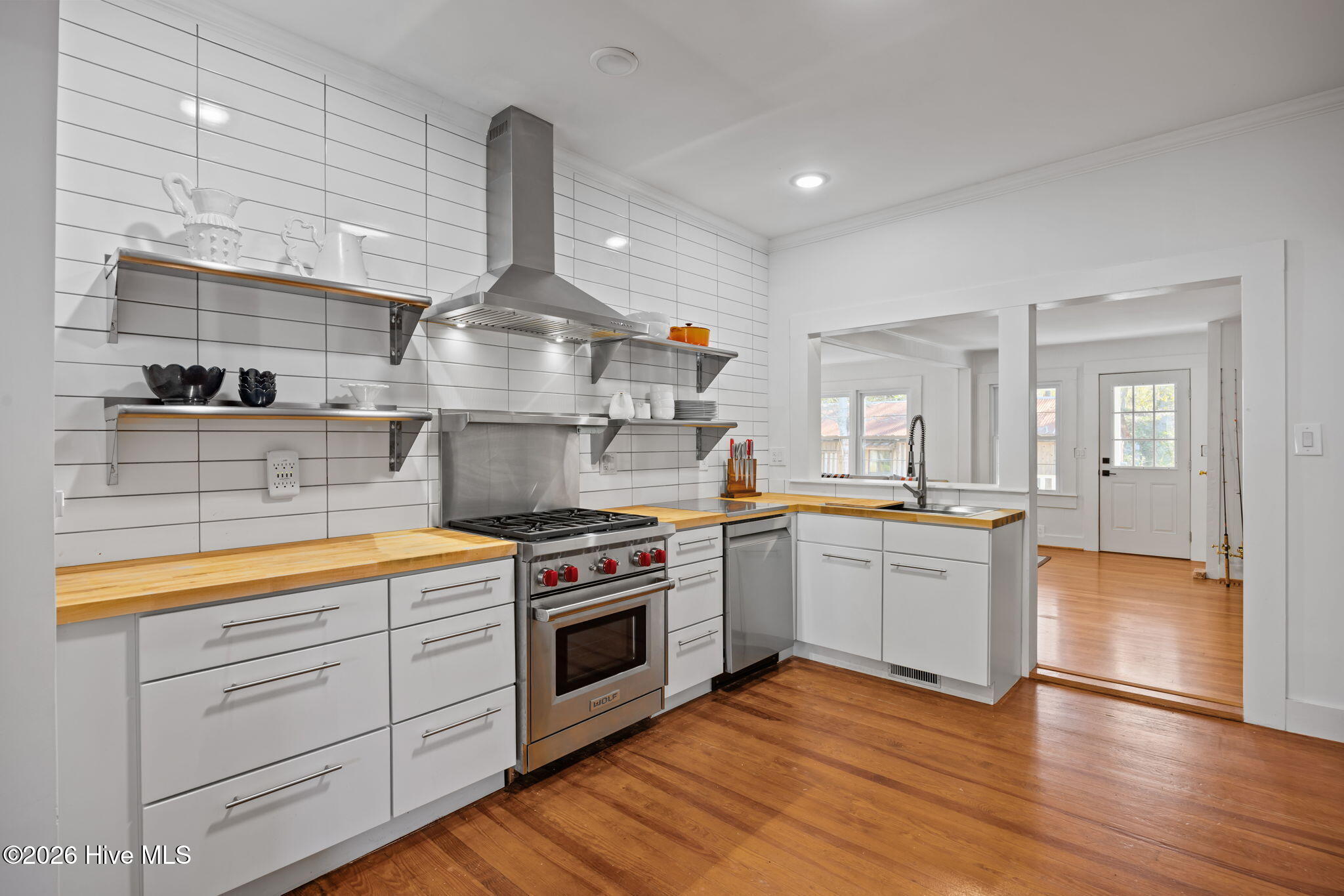This Historic Home comes furnished with 2 Maritime Painting all other – image 7