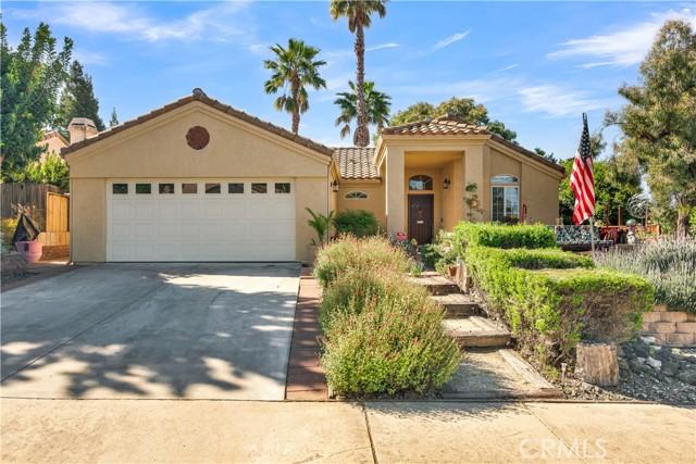Charming, comfortable, and move-in readythis beautifully updated 3 bed – image 1
