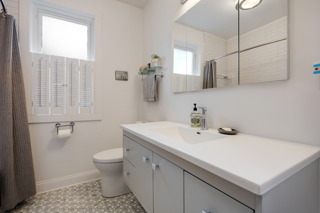 Meticulously maintained and thoughtfully updated, this charming Chicag – image 25