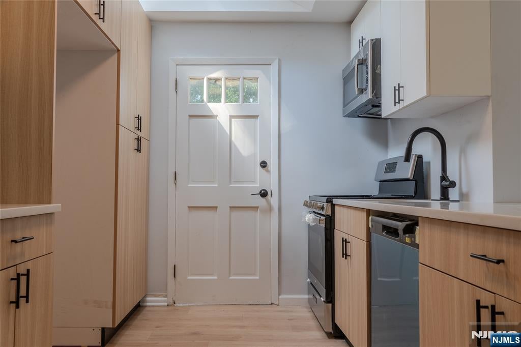 Welcome to 25 Lakeview Drive in Emerson! This beautifully renovated 3- – image 12