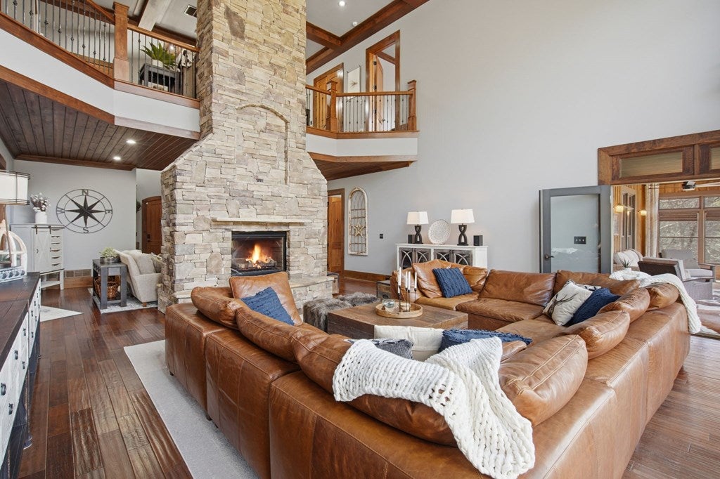 Architectural Mountain Sanctuary on 5+ Private Acres. Experience refin – image 31