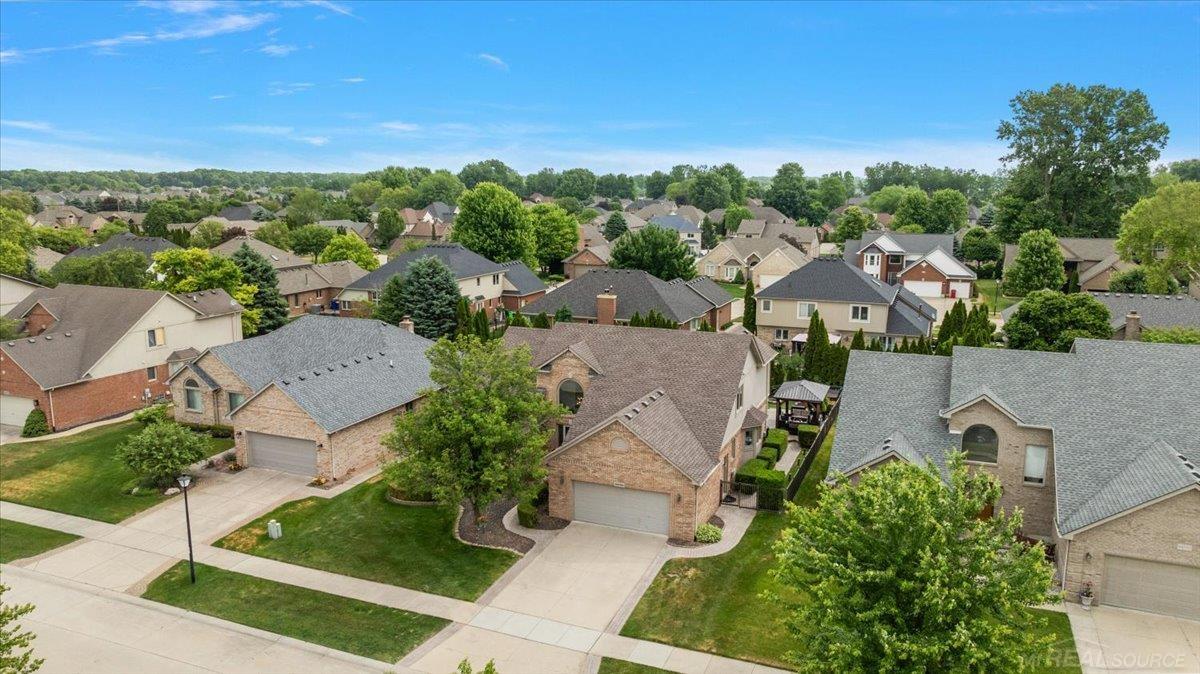 Rare find! Beautiful 4 Bedrom Split Level home with inground pool loca – image 49
