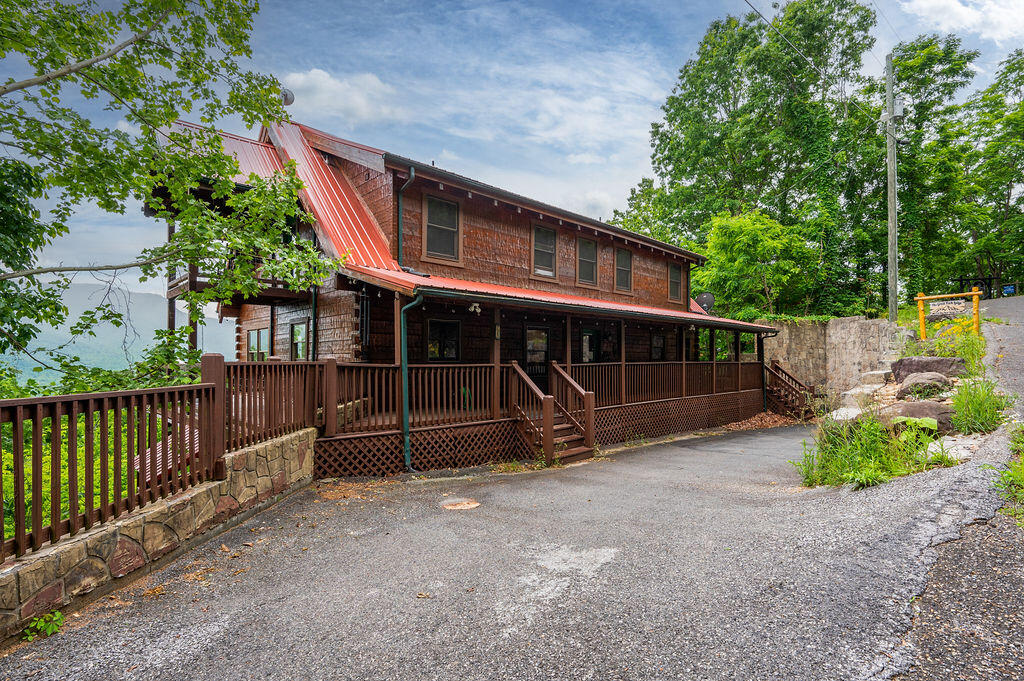 725 725 Big Bear Ridge Road, Gatlinburg, Tennessee, 37738, USA, 5 Bedrooms Bedrooms, ,6 BathroomsBathrooms,Residential,For Sale,725 Big Bear Ridge Road,308006