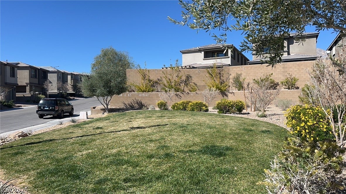 Welcome to your dream home in the prestigious Summerlin master-planned – image 47