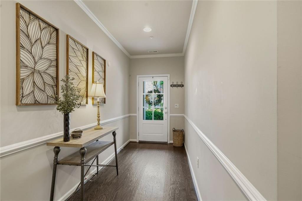 This beautifully maintained townhome in Sandy Springs offers an except – image 5