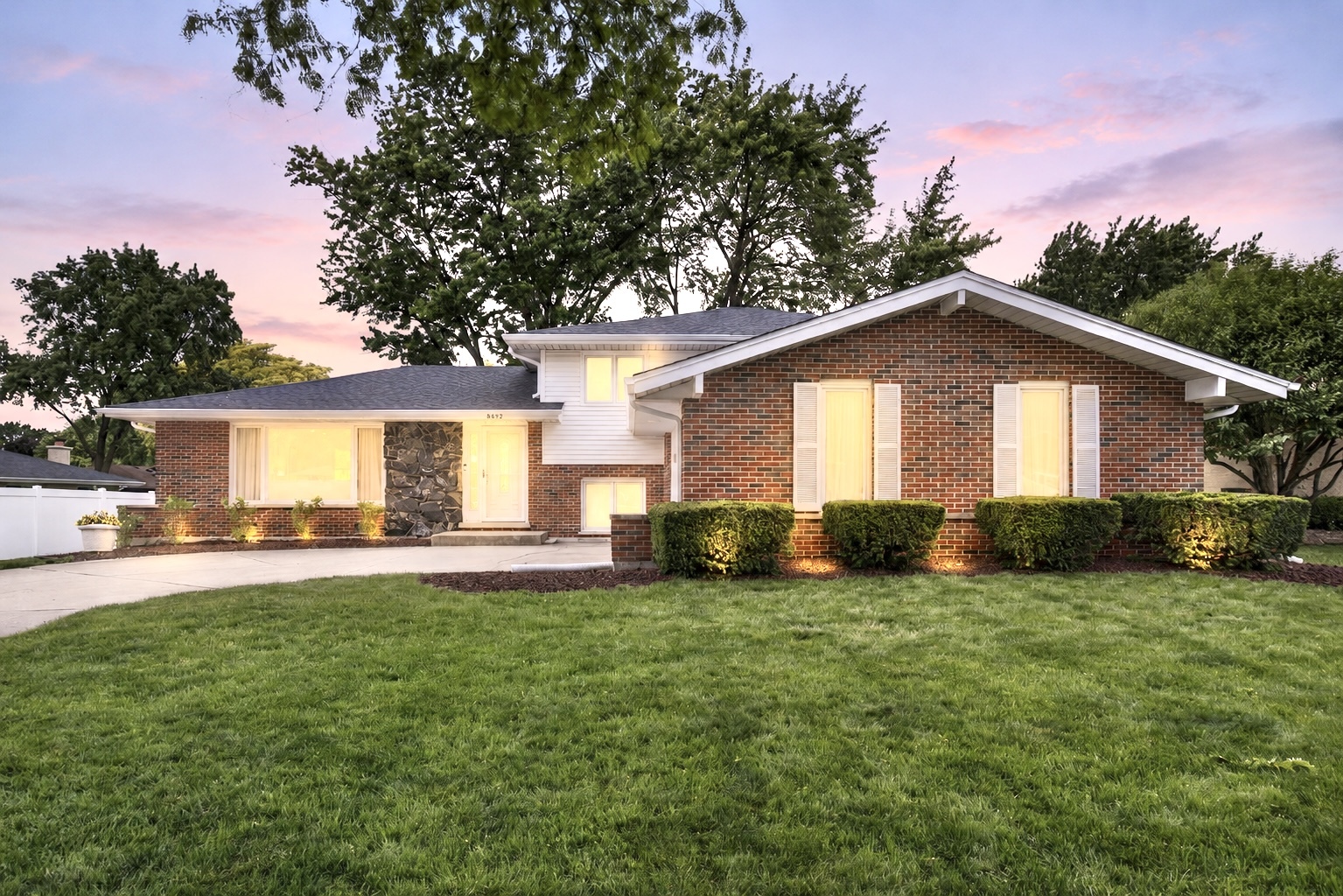 Tucked away on a quiet street in the highly desirable Farmingdale Vill – image 1
